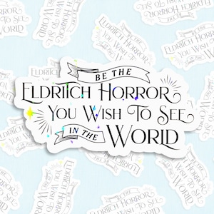 Holograficzna naklejka „Bądź Eldritch Horror, który chcesz zobaczyć na świecie”, zabawna naklejka Lovecraft, błyszczące naklejki Horror, upiorna oferta na laptopa