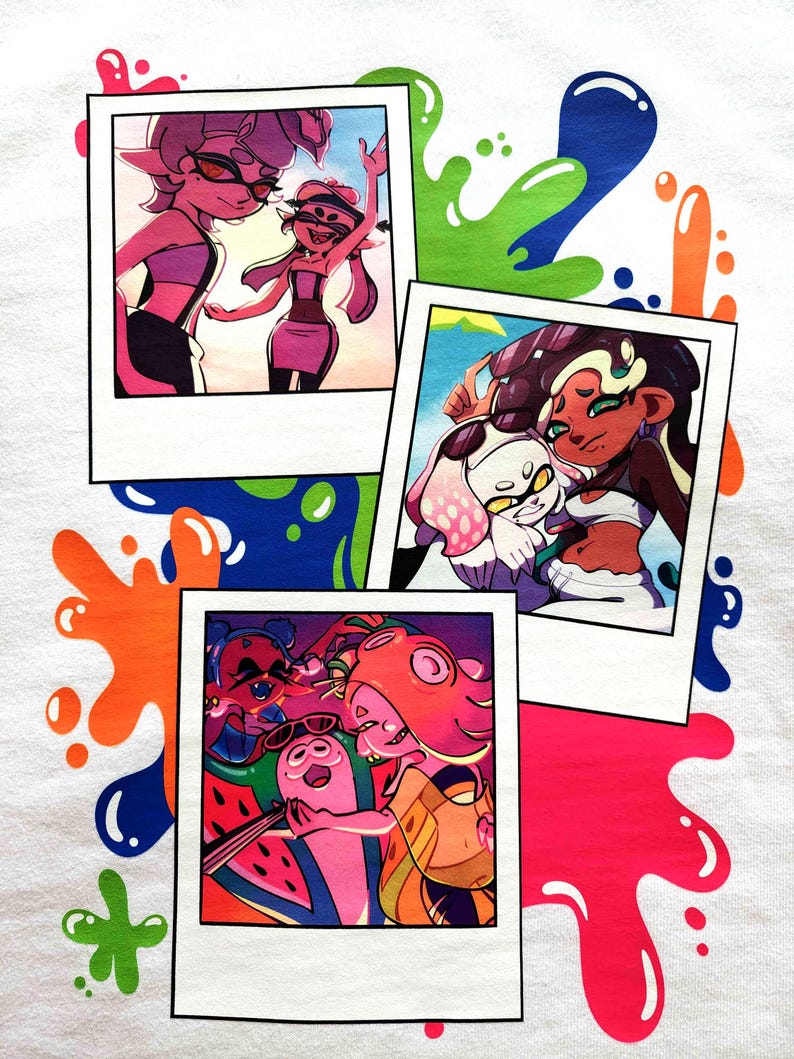 Puede incluir: Una superficie de tela blanca con tres fotograf&iacute;as impresas estilo polaroid de personajes de dibujos animados. El fondo est&aacute; decorado con salpicaduras de pintura vibrantes y multicolores en verde, azul, naranja y rosa.