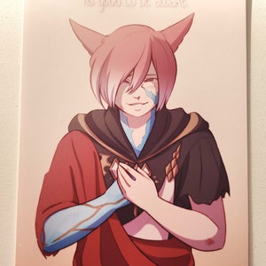 Puede incluir: Un personaje de pelo rosa y orejas de gato, con marcas azules en la cara, lleva una túnica roja y negra, sonríe y se lleva las manos al pecho. El texto "Tis good to be awake" está escrito en la parte superior de la imagen.