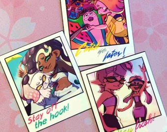 Puede incluir: Tres impresiones cuadradas que parecen fotos instantáneas con personajes de dibujos animados coloridos. Una muestra personajes con sandía, etiquetada Catch you later!. Otra, Stay off the hook!. La tercera, con la frase Stay fresh!