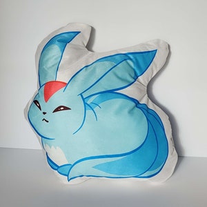 K&ouml;nnte beinhalten: Ein blaues und wei&szlig;es Pl&uuml;schkissen in Form eines Cartoon-Kaninchens mit einem roten Kamm. Das Kaninchen hat einen wei&szlig;en Bauch und blaue Ohren und einen blauen Schwanz.