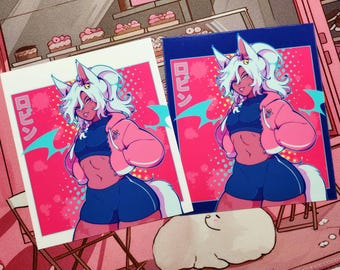 Puede incluir: Dos pegatinas cuadradas con un personaje de estilo anime con pelo blanco, orejas de zorro y una chaqueta rosa. El personaje está sobre un fondo rosa con texto japonés. Una pegatina tiene un borde blanco, la otra un borde azul.