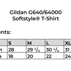 Pu&ograve; includere: Grafico bianco che mostra le misure di una T-shirt Gildan G640/64000 Softstyle. Le misure sono in pollici, inclusa la lunghezza del corpo e la larghezza del petto per le taglie S, M, L, XL e 2XL.