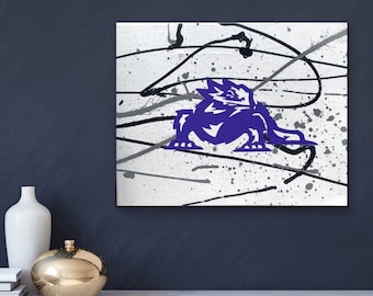 Puede incluir: Pintura abstracta sobre lienzo con una silueta de dragón púrpura sobre un fondo blanco con salpicaduras y líneas de pintura negras y grises.