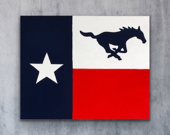 Puede incluir: Una bandera de Texas azul y roja con una estrella blanca y una silueta negra de un caballo corriendo en el centro.