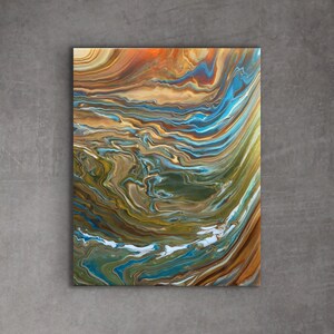 Puede incluir: Pintura abstracta con patrones en espiral en tonos de azul, verde, marr&oacute;n y dorado. Los colores se mezclan para crear un efecto din&aacute;mico y org&aacute;nico.