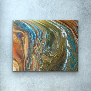 Puede incluir: Pintura abstracta con patrones en espiral en tonos marrones, azules y blancos. Los colores se mezclan para crear un dise&ntilde;o &uacute;nico y din&aacute;mico.