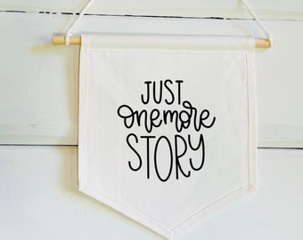 Banner Just One More Story - leeshoek - kunst aan de muur kinderkamer - decor leeshoekje - decor lezen kinderen - decor gedeelde kamer - decor speelkamer
