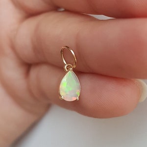 Natuurlijke opaal 14k massief gouden bedel/peervormige opaal/minimale vrijetijdskleding handgemaakte gouden bedel/oktober geboortesteen bedel/cadeau voor haar