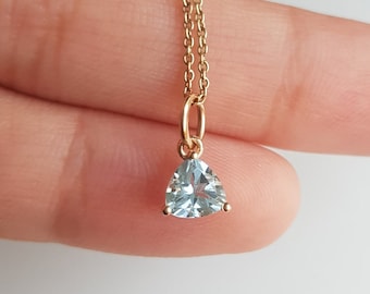 Aigue-marine naturelle en or massif 14 carats/Aigue-marine coupée en milliards de dollars/Charme en or faite main pour tenues décontractées minimales/Pierre de naissance de mars/Cadeau pour elle