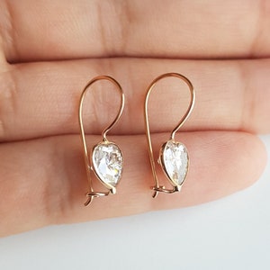 Pendientes de oro macizo de 18 k con moissanita/Pendientes colgantes minimalistas de oro con moissanita/Delicados pendientes de oro de 18 k con moissanita hechos a mano/Hechos para regalar
