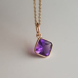 18k solid gold / Amethyst Charme / Zierlicher handgemachter Amethyst Charme / Natürlicher Koralle leichter Goldanhänger / Februar Geburtsstein Charme / Geschenk für Sie