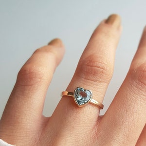 2 Karat Aquamarin Ring / 14K Solid Gold Ring / Name Gravur / Solitär Ring für Frauen / Verlobungsring / März Geburtsstein Ring / Geschenk für Sie