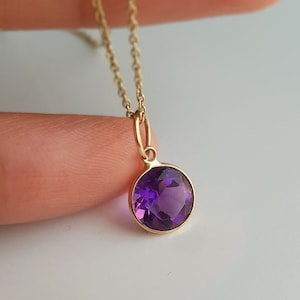 18k solid Gold / Amethyst Charme / Zierlicher handgefertigter Amethyst Charme / natürlicher leicht goldener Korallenanhänger / Februar Geburtsstein Charme / / Geschenk für sie
