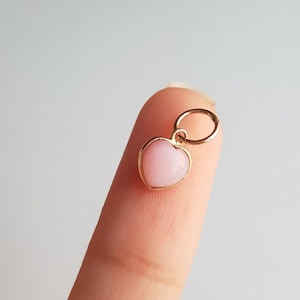 Rosa Opal 18k solid Gold Charme / Herzform Opal zierliche Anhänger / Tägliche Kleidung minimal handgemachte Goldcharme / Oktober Geburtsstein / Geschenk für sie