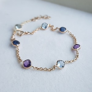 Bracciale multi-pietra in oro giallo massiccio 18k/Pietra preziosa in oro realizzata a mano in modo minimalista/Regalo di nozze per lei/Regalo di anniversario/Regalo per lei