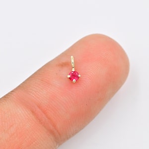 Rubin 14K Massivgold Charm, 2,5 mm runder natürlicher Rubin Charm Anhänger, Juli Geburtsstein, zierlicher Charme mit Zackenfassung, Goldcharme, Geschenk für sie