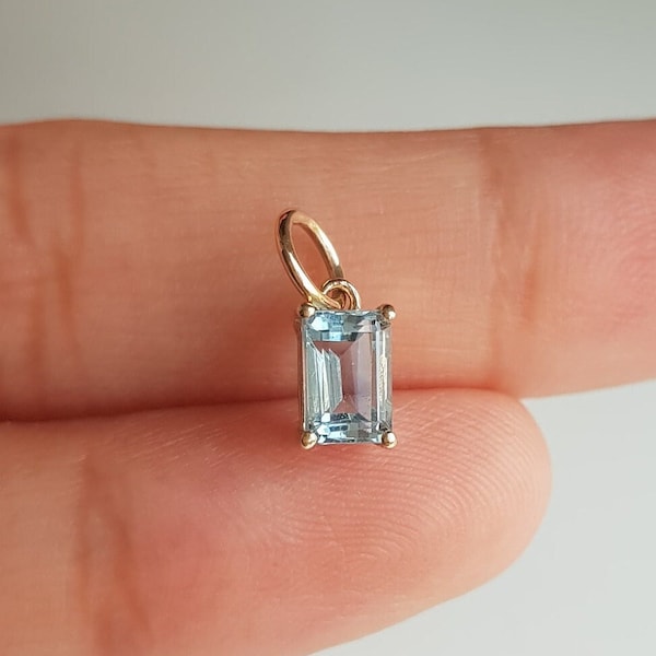 Aigue-marine naturelle, breloque en or massif 14 carats, breloque baguette aigue-marine, tenue décontractée minimale, breloque en or faite main, pierre de naissance de mars, cadeau pour elle