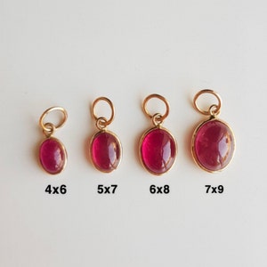 Rubin 750 solid Gold Charme / ovaler Cabochon Rubin Charme / Minimaler handgemachter Goldcharme Anhänger / Juli Geburtsstein / Jahrestagszaubergeschenk / Geschenk für sie