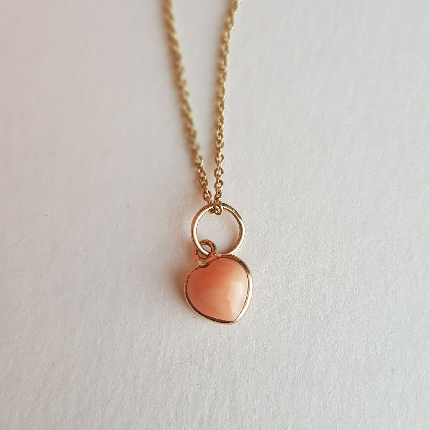 Pendentif Breloque Coeur En Or 18k - Sertie D'un Coeur De Corail Japonais Naturel - Fait Main - Neuf - Marque GOLDEN RADIANCE