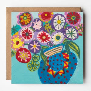 Blauwe vaas en bloemen lege vierkante wenskaart, heldere bloemsierkunstkaart, kaart voor vriend, lege verjaardagskaart, kunst aan de muur, gratis bericht