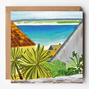 Puede incluir: Una pintura colorida de una vista desde una ventana, que muestra un océano azul, una playa de arena y una colina verde. La pintura está enmarcada por un edificio marrón y blanco con un techo de tejas. El texto "View from Barnoon Hill" está escrito en blanco en el edificio.