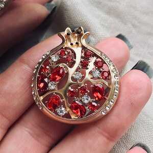Garnet jewelry brooch gold alloy