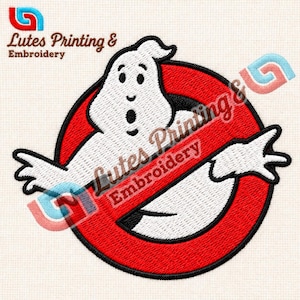 Puede incluir: Un parche bordado que presenta un personaje fantasma blanco centrado dentro de un círculo rojo con una barra diagonal negra. El diseño incluye el texto Lutes Printing & Embroidery en letras marrones en la esquina superior izquierda.