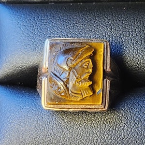 Authenticity Guarantee Vintage Mens 10k Yellow Gold, Tigers Eye Intaglio Ring