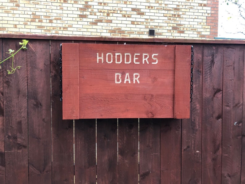 Personalised cedar red Garden Bar, Outside/indoor Pub, Gin, Win, Beer, BBQ, HOT TUB. 