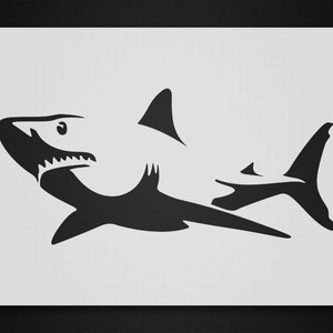 Puede incluir: Ilustración gráfica en blanco y negro de un tiburón. El tiburón está representado en un diseño estilizado y minimalista, con dientes y aletas afiladas. La imagen está sobre un fondo blanco con un borde negro.