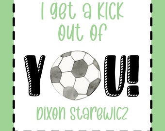 Pode incluir: Um gráfico quadrado verde claro com uma borda preta tracejada. O texto "I get a KICK out of YOU!" é escrito em uma mistura de fontes. Uma bola de futebol em aquarela está no centro. O nome "dixon starewicz" está escrito na parte inferior.