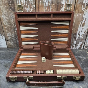 Vintage Magnetisches Backgammon Brettspiel Set - Kunstleder Hard Case 10 1/4 "Länge - Zwei Spieler Strategie Brettspiel - Reise Backgammon