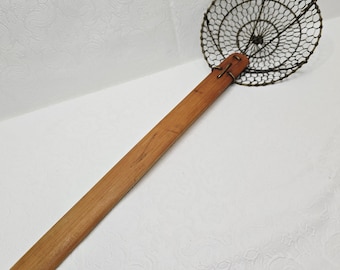 Vintage Wire Mesh Spider Strainer – Handcrafted Rustic Kitchen Skimmer With Wooden Handle – Primitive Farmhouse Wireware