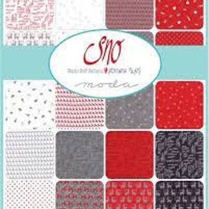 Peut inclure: Un paquet de 12 carrés de tissu présentant une variété de motifs sur le thème de l'hiver en rouge, blanc et gris. Les carrés de tissu sont disposés en grille et le mot "Snow" est imprimé dans un cercle blanc au centre de l'image.