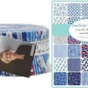 Może przedstawiać: Rolka niebieskiej i białej tkaniny z różnymi wzorami o tematyce marynistycznej. Tkanina jest oznaczona jako "True Blue" i "Coastal Collection" przez Moda Fabrics.