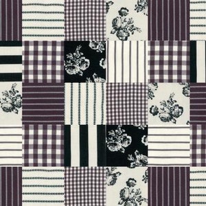 Pode incluir: Um tecido patchwork com uma variedade de padrões, incluindo xadrez, listras e desenhos florais. O tecido é em tons de preto, branco e roxo.