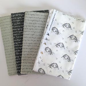 Peut inclure: Plusieurs échantillons de tissu avec différents motifs. Un tissu présente un motif de répétition d'oiseaux gris et blancs. D'autres tissus comportent du texte manuscrit en gris et noir. Idéal pour le patchwork et l'artisanat.