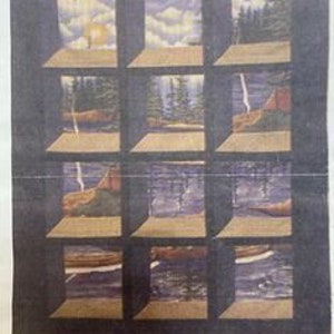 以下が含まれることがあります： 湖、木々、ボートをモチーフにした9枚の絵画。パネルは3x3のグリッド状に配置され、それぞれのパネルは同じシーンの異なる視点を描いています。色は抑えられたアースカラーで、茶色、緑、青の色合いが使われています。