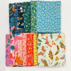 Może przedstawiać: Kolekcja kolorowych wiązek tkanin z wzorami kwiatowymi i motylkowymi. Tkaniny mają odcienie niebieskiego, zielonego, różowego, pomarańczowego i żółtego. Wzory obejmują kwiaty, motyle i abstrakcyjne wzory, odpowiednie do pikowania lub projektów rzemieślniczych.