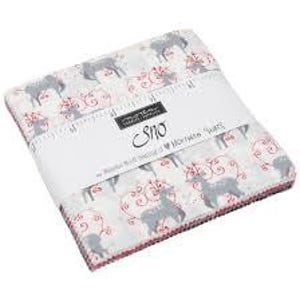 Peut inclure: Un ensemble de carrés de tissu avec un motif répété de rennes gris et de volutes décoratives rouges sur fond blanc. Le tissu est enveloppé d'une bande blanche avec l'inscription "SNO" et "Northern Lights".