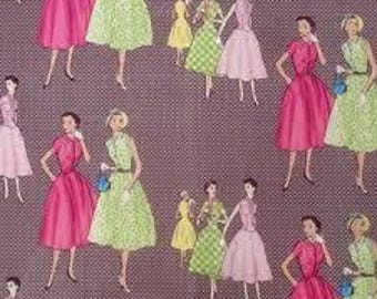 Könnte beinhalten: Ein sich wiederholendes Muster von Frauen in Vintage-Kleidern und Hüten auf einem dunkelgrauen Hintergrund. Die Frauen tragen verschiedene Farben, darunter Pink, Grün, Gelb und Blau.