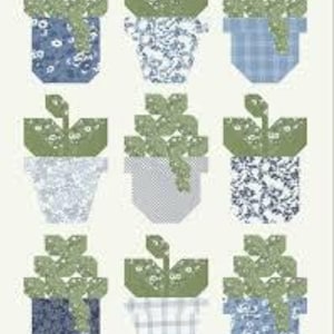 Puede incluir: Nueve diseños de macetas de tela en tonos de azul, blanco y verde. Cada maceta presenta un patrón floral o a cuadros diferente, con hojas verdes en la parte superior. Las macetas están dispuestas en una cuadrícula sobre un fondo crema.