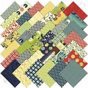 Puede incluir: Un paquete de 42 cuadrados de tela surtidos, cada uno mide 12,7 cm por 12,7 cm. Los cuadrados presentan una variedad de patrones en tonos de azul, verde, amarillo y rojo. Los patrones incluyen lunares, rayas y diseños florales.