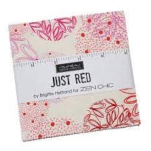 Puede incluir: Un paquete de cuadrados de tela de 12,7 cm con un fondo blanco y patrones abstractos florales y de puntos en rosa y rojo. Los cuadrados de tela están etiquetados como "Just Red" por Brightfield para Zen Chic.