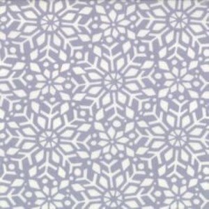 Op de afbeelding: Een wit sneeuwvlokkenpatroon op een lichtpaarse achtergrond. De sneeuwvlokken zijn gerangschikt in een herhalend patroon.