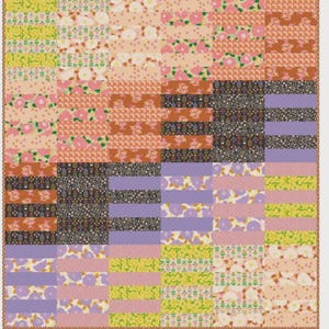 Puede incluir: Un edredón de patchwork con una variedad de patrones florales y geométricos en tonos de rosa, melocotón, marrón, morado, amarillo y negro. El edredón está formado por bloques rectangulares dispuestos en una cuadrícula.