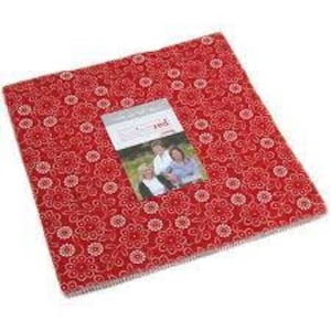 Könnte beinhalten: Roter Stoff mit einem weißen Blumenmuster. Der Stoff ist ein Quiltquadrat mit einer Größe von 30,5 cm x 30,5 cm.