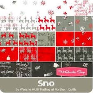 Peut inclure: Un ensemble de 24 carrés de tissu avec différents motifs de Noël, notamment des rennes, des flocons de neige et des salutations festives. Les carrés de tissu sont dans des tons de rouge, blanc et gris.