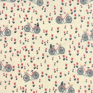 Pode incluir: Um tecido de cor creme com um padrão repetido de tulipas vermelhas, gatos pretos e bicicletas vermelhas com cestas. As bicicletas têm rodas pretas e guiadores brancos.
